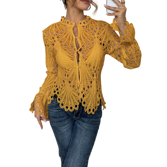 María | blusa moderna con detalles calados