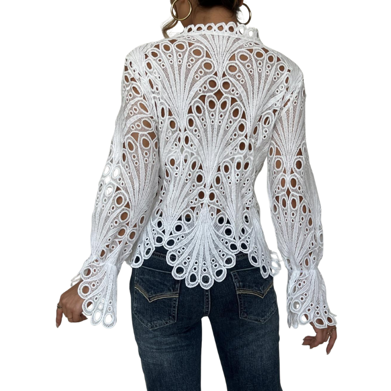 María | blusa moderna con detalles calados