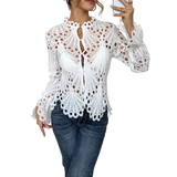 María | blusa moderna con detalles calados