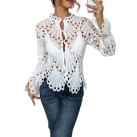 María | blusa moderna con detalles calados