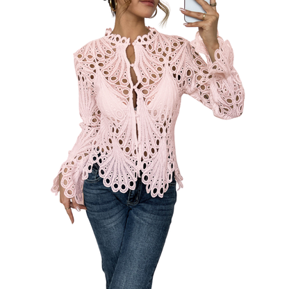 María | blusa moderna con detalles calados
