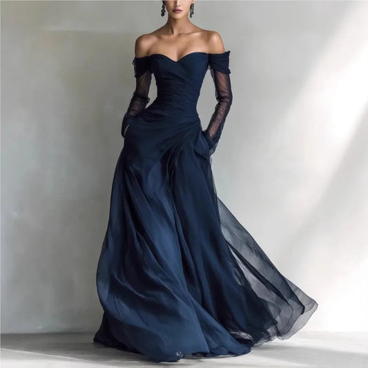 Marta | Vestido Largo con Hombros Descubiertos y Detalles en Malla