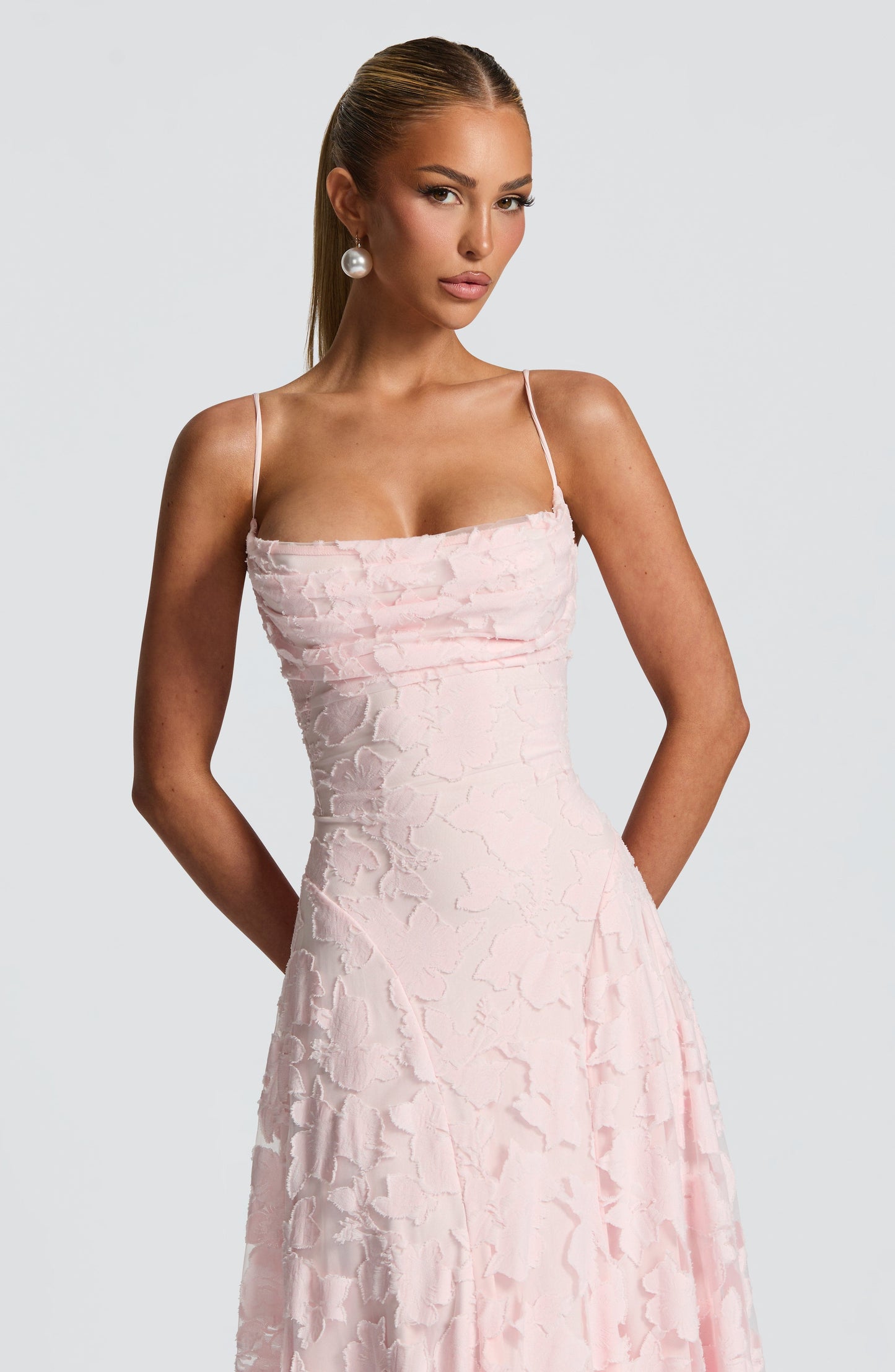 Abril | Vestido largo elegante de encaje floral